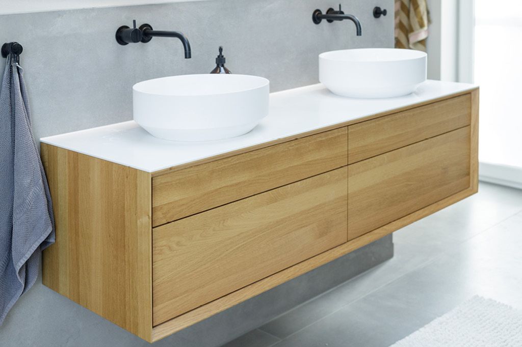 Hängender Waschtisch mit Schubladen aus Holz helles Holz Massivholz Badezimmer Badezimmermöbel Waschtischunterschrank Waschbeckenunterschrank auf Maß Möbeltischler