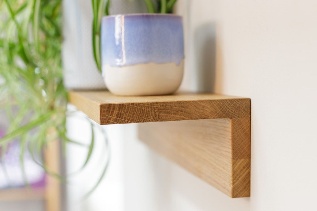 Moderne und individuelle Regale passend zum Waschtischunterbauschrank nach Maß vom Tischler aus Hamburg