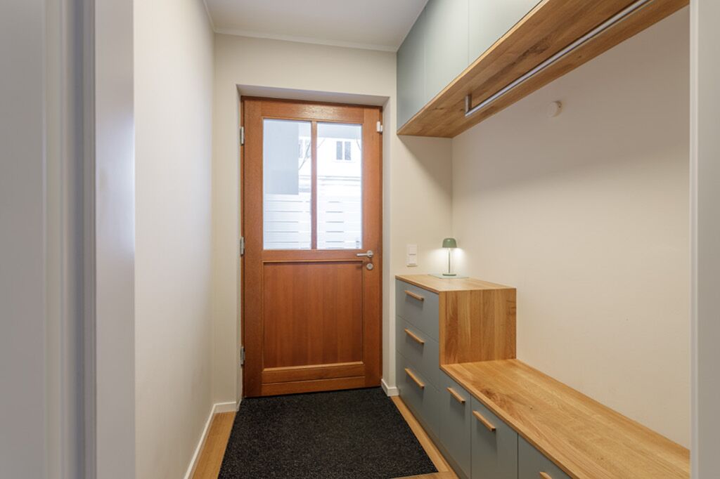 Taschenleerer Sideboard nach Maß für Flur Hängeschränke Kleiderstange vom Tischler Möbeltischler aus Hamburg