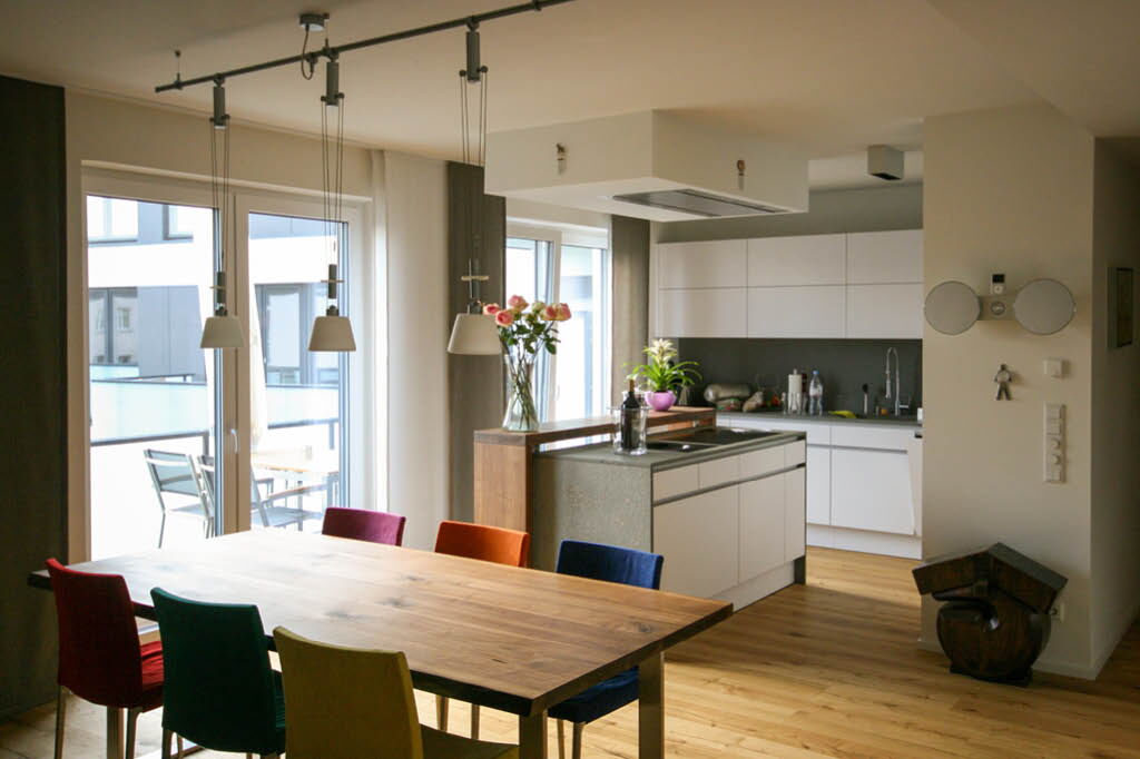 Esstisch mit Stühlen Speisetisch Holztisch Nussbaum Massivholz Nussbaumholz Echtholz Einbauküche Küche nach Maß Tischler Hamburg Küchenschränke Küchenunterschrank Küchenoberschrank